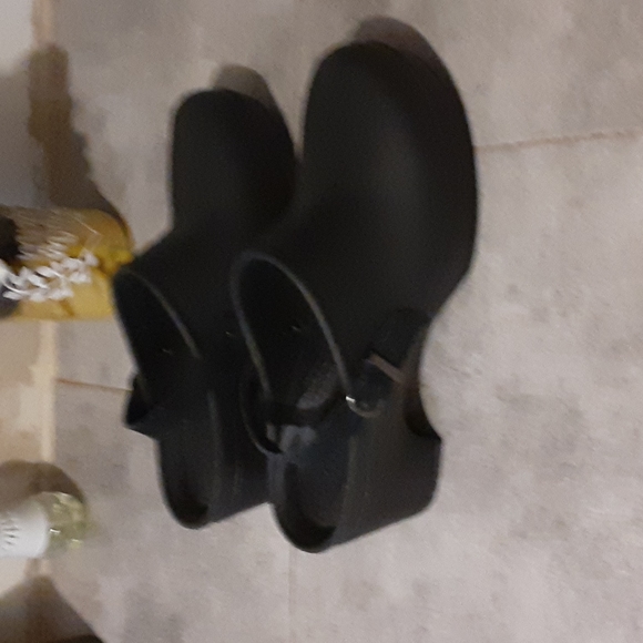 CROCS  size 8 - Picture 2 of 5